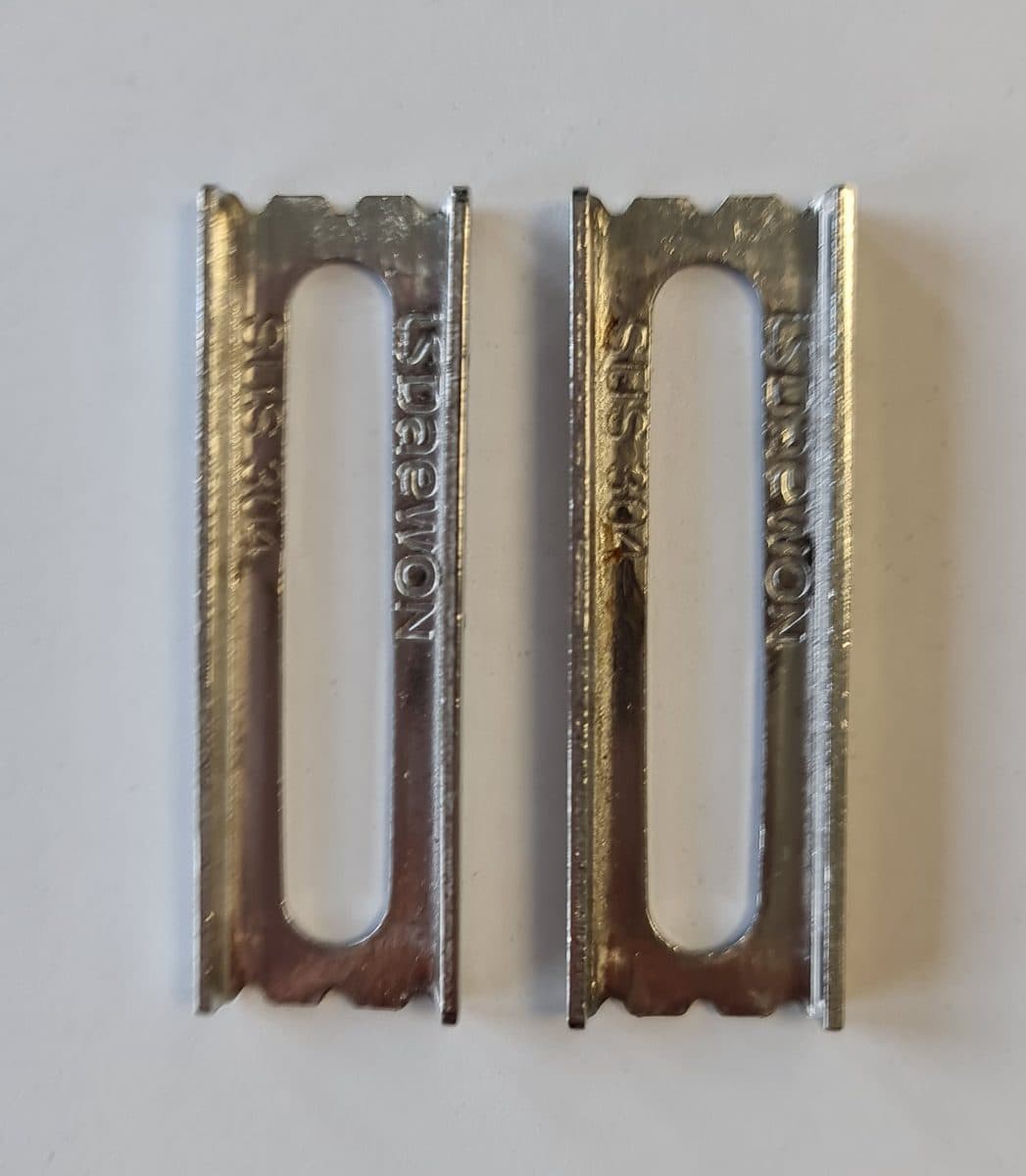 1 pair of narrow mounting rails for metal screws