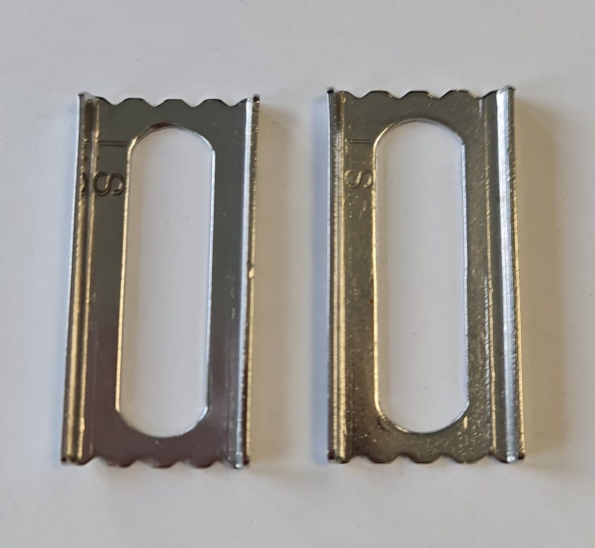 1 pair of wide mounting rails for alternative plastic screws
